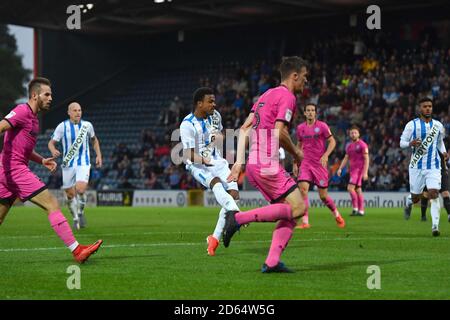 Josh Koroma de Huddersfield Town obtient le troisième but du jeu de son côté Banque D'Images