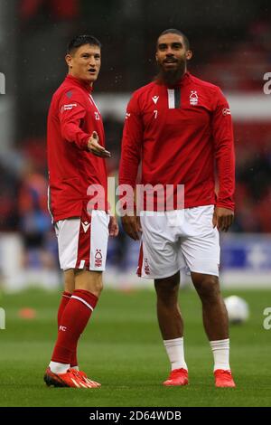 Joe Lolley (à gauche) de Nottingham Forest et Lewis Grabban Banque D'Images