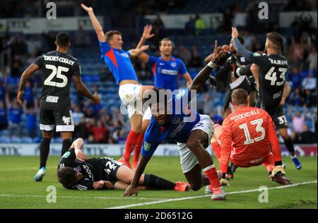 Ellis Harrison (centre) de Portsmouth célèbre son premier but du jeu Banque D'Images