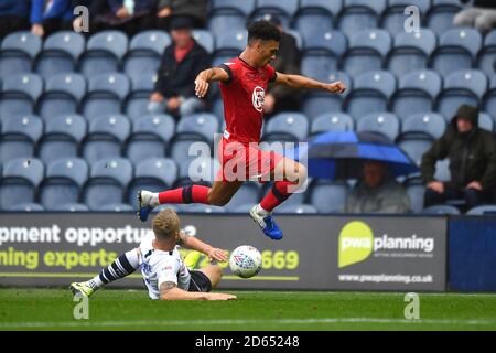 Antonee Robinson, de Wigan Athletic, est abordée par Tom Clarke, de Preston North End Banque D'Images