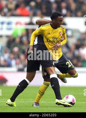 Les Lascelles de Newcastle United (à gauche) et Joe Willock, bataille d'Arsenal pour le ballon Banque D'Images