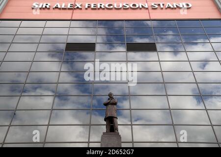 Vue générale de la statue de Sir Alex Ferguson sous le stand de Sir Alex Ferguson Banque D'Images