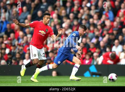 Mason Greenwood de Manchester United (à gauche) et Mason Mount de Chelsea affrontent le ballon Banque D'Images