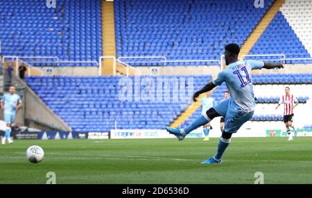 Jordy Hiwula de Coventry City obtient le premier but de son côté du jeu Banque D'Images