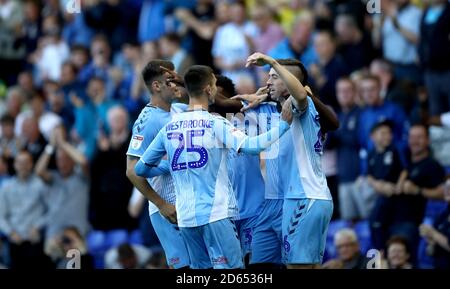 Jordy Hiwula (à l'arrière) de Coventry City célèbre son premier but du jeu avec ses coéquipiers Banque D'Images