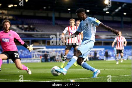 Jordy Hiwula de Coventry City obtient le troisième but du jeu de son côté Banque D'Images