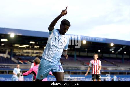 Jordy Hiwula de Coventry City célèbre son troisième but du jeu Banque D'Images