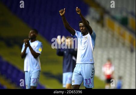 Jordy Hiwula de Coventry City remercie les fans après le coup de sifflet final Banque D'Images