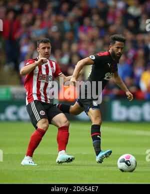 Enda Stevens (à gauche) de Sheffield United et Andros Townsend de Crystal Palace se battent pour le bal Banque D'Images