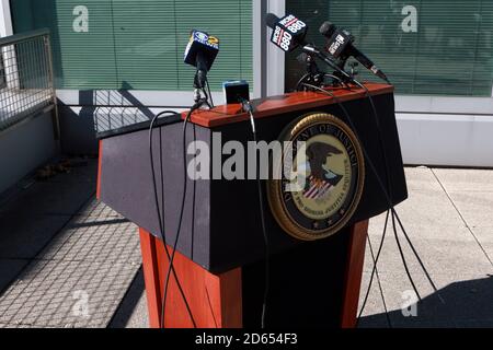 NEW YORK, NEW YORK : le 14 OCTOBRE 2020 - le podium en tant que procureur par intérim des États-Unis, Seth D. Ducharme, tient une conférence de presse pour annoncer l'expansion des stratégies de réponse fédérale rapide aux pics de violence liée aux armes à feu dans le district est de New York. L'initiative Rapid and Strategic Prosecution (RASP) utilise des données pour identifier les individus et les organisations responsables de crimes violents détenus au bureau du procureur des États-Unis à Brooklyn, New York. Crédit photo : mpi43/MediaPunch Banque D'Images