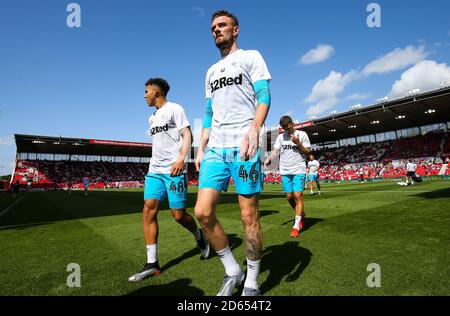 Lee Buchanan (à gauche) et Scott Malone du comté de Derby après le préchauffage avant le match Banque D'Images