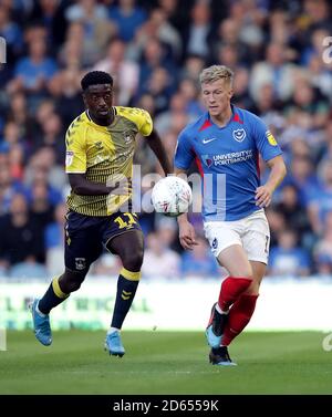 La ville de Coventry Jordy Hiwula (à gauche) et la bataille de Ross McCrorie de Portsmouth pour le ballon Banque D'Images