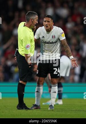 Anthony Knockaert de Fulham est montré une carte jaune Banque D'Images