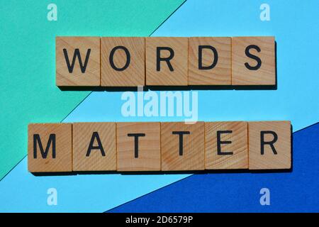 Mots importants, phrase en lettres de l'alphabet de bois isolées sur fond bleu Banque D'Images