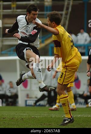 David Nugent (à gauche) de Preston North End tire à la maison pour donner à son côté la tête. Banque D'Images