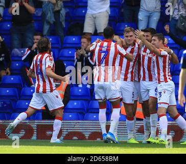 Le Liam Lindsay de Stoke City (troisième à gauche) célèbre après avoir obtenu son premier objectif de camp. Banque D'Images