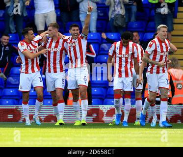 Le Liam Lindsay de Stoke City (deuxième à gauche) célèbre son premier but de marquer ses côtés. Banque D'Images