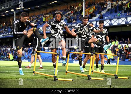 Wolverhampton Wanderers Ruben Vinagre (à gauche), Adama Traore, Patrick Cutrone et Raul Jimenez (à droite) se réchauffent avant le match Banque D'Images