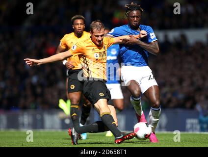 Ryan Bennett de Wolverhampton Wanderers (à gauche) et Moise Kean d'Everton combattent le ballon Banque D'Images
