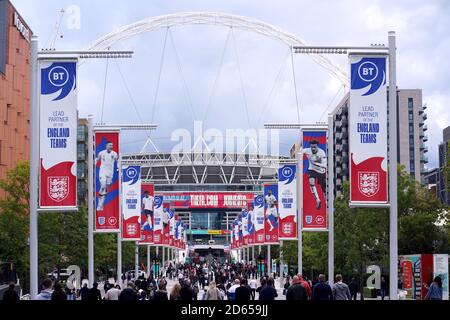 Les fans font leur chemin le long de Wembley Way avant le match de qualification Euro 2020 de l'UEFA entre l'Angleterre et la Bulgarie Banque D'Images