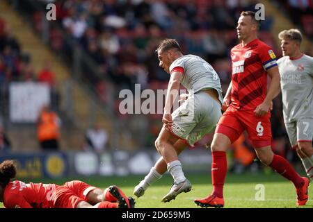 Jerry Yates de Swindon Town obtient le troisième but du jeu de son côté Banque D'Images