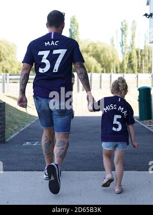 Les fans de Tottenham Hotspur arrivent au Hive avant le jeu de la FA Women's Super League entre Tottenham Hotspur et Liverpool Banque D'Images