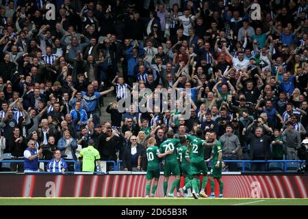 Les joueurs de Sheffield Wednesday célèbrent après que Sam Winnall a obtenu leur deuxième but du match Banque D'Images