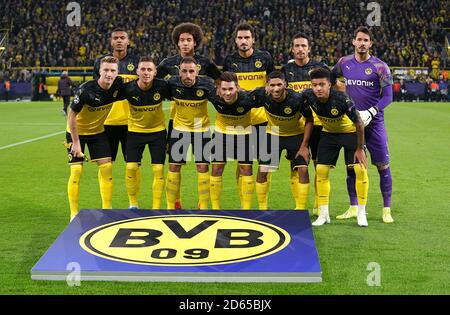 Les joueurs de Borussia Dortmund au début du match Banque D'Images