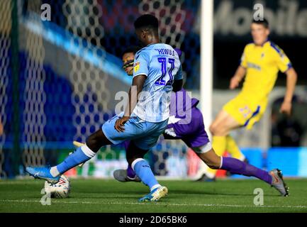 Jordy Hiwula de Coventry City obtient le premier but de son côté du jeu Banque D'Images