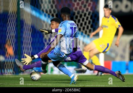 Jordy Hiwula de Coventry City obtient le premier but de son côté du jeu Banque D'Images