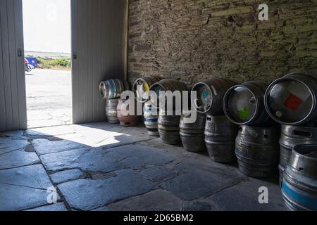 empilez ou empilez des fûts de bière ou des fûts vides à l'extérieur d'un pub Banque D'Images