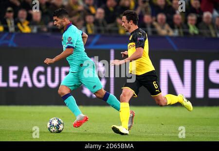 Luis Suarez de Barcelone (à gauche) et Thomas Delaney de Borussia Dortmund (à droite) se battent pour le ballon Banque D'Images