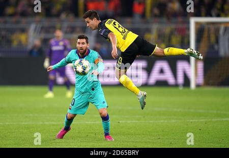 Lionel Messi de Barcelone (à gauche) et la bataille de Raphael Guerreiro (à droite) de Borussia Dortmund pour le ballon Banque D'Images