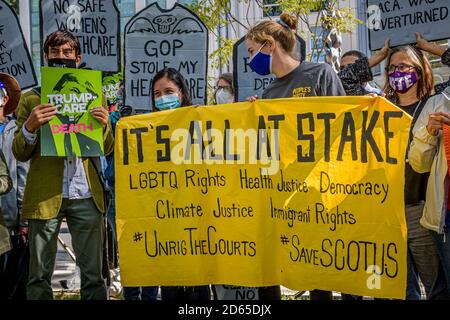 ÉTATS-UNIS. 14 octobre 2020. Les participants tiennent une bannière à la manifestation. Des groupes d'activistes politiques, des élus locaux et des citoyens concernés se sont réunis devant le tribunal de district de l'est de New York des États-Unis à Brooklyn le 14 octobre 2020 dans le cadre des manifestations organisées à l'échelle nationale pour Et s'opposent avec véhémence à toute audition ou confirmation de tout nouveau juge de la Cour suprême jusqu'à l'investiture du prochain président. (Photo par Erik McGregor/Sipa USA) crédit: SIPA USA/Alay Live News Banque D'Images