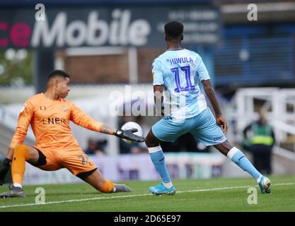 Jordy Hiwula de Coventry City manque cette chance de marquer contre Doncaster Rovers Banque D'Images