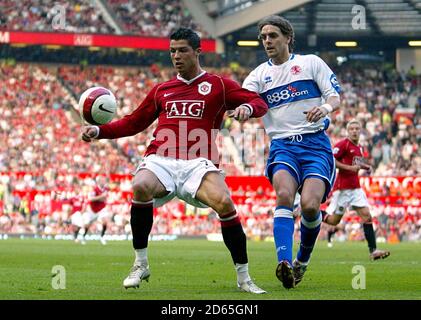 Cristiano Ronaldo de Manchester United (à gauche) et Jonathan Woodgate de Middlesbrough pour le ballon Banque D'Images