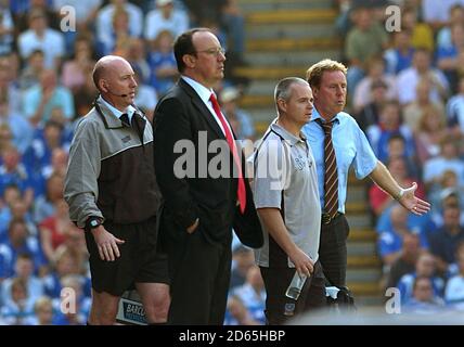 Harry Redknapp, directeur de Portsmouth (à l'extrême droite) et Rafael Benitez, directeur de Liverpool (2e à partir de la gauche), sur la ligne de contact pendant le match. Banque D'Images