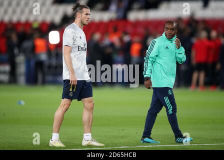 Gareth Bale du Real Madrid se réchauffe en regardant par l'entraîneur adjoint du Real Madrid Hamidou Msaidie Banque D'Images