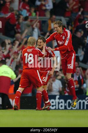 Daniel Agger (au centre) de Liverpool célèbre son premier but de côté Du jeu avec les coéquipiers Dirk Kuyt (à gauche) et Peter Crouch Banque D'Images