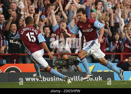 Le Patrik Berger (à droite) d'Aston Villa célèbre le troisième but du jeu, avec le coéquipier Gabriel Agbonlahor. Banque D'Images