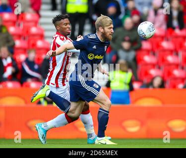 Tirese Campbell de Stoke City (à gauche) et la bataille Tim Ream de Fulham pour la balle pendant le championnat Sky Bet au stade de la meilleure 365 Banque D'Images