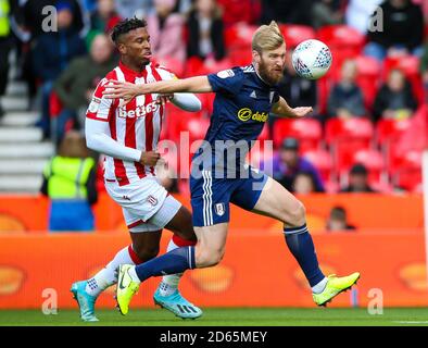 Tirese Campbell de Stoke City (à gauche) et la bataille Tim Ream de Fulham pour la balle pendant le championnat Sky Bet au stade de la meilleure 365 Banque D'Images