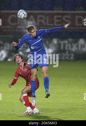 Lewis Cass de Hartlepool United conteste un cueilleur avec Harry Forster de Bromley lors du match de la Vanarama National League entre Hartlepool United et Bromley à Victoria Park, à Hartlepool, le mardi 13 octobre 2020. (Crédit : Mark Fletcher | INFORMATIONS MI) Banque D'Images