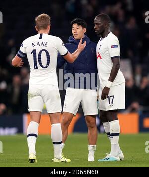 Harry Kane (à gauche) de Tottenham Hotspur célèbre avec Heung-min son (au centre) et Moussa Sissoko après le coup de sifflet final Banque D'Images