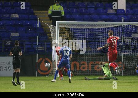 Ben Killip, de Hartlepool United, sauve de Byron Webster, à Bromley, lors du match de la Vanarama National League entre Hartlepool United et Bromley, à Victoria Park, Hartlepool, le mardi 13 octobre 2020. (Crédit : Mark Fletcher | INFORMATIONS MI) Banque D'Images