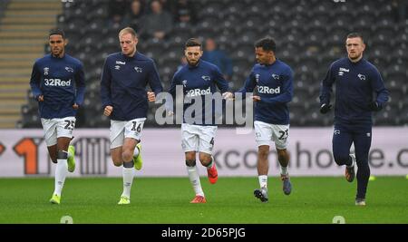 Max Lowe (gauche) du comté de Derby, Matt Clarke (deuxième gauche), Graeme Shinnie (centre) et Duane Holmes (deuxième droite) se réchauffent avant le match Banque D'Images