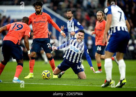 Aaron Connolly (centre) de Brighton et Hove Albion est fouillé par Andre Gomes d'Everton Banque D'Images