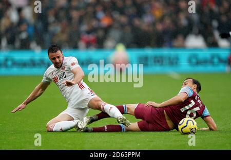 Enda Stevens de Sheffield United (à gauche) et Mark Noble de West Ham United affrontent le ballon Banque D'Images