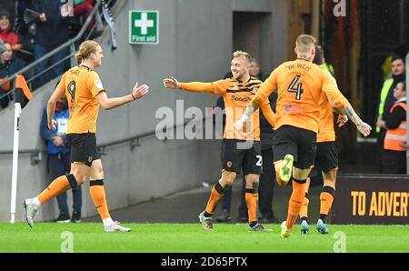 Jarrod Bowen (au centre) de Hull City célèbre la deuxième fois de son équipe objectif Banque D'Images