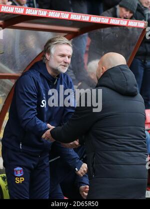 Le directeur de Carlisle United, Steven Pressley, accueille l'entraîneur-chef de Leyton Orient, Carl Fletcher Banque D'Images